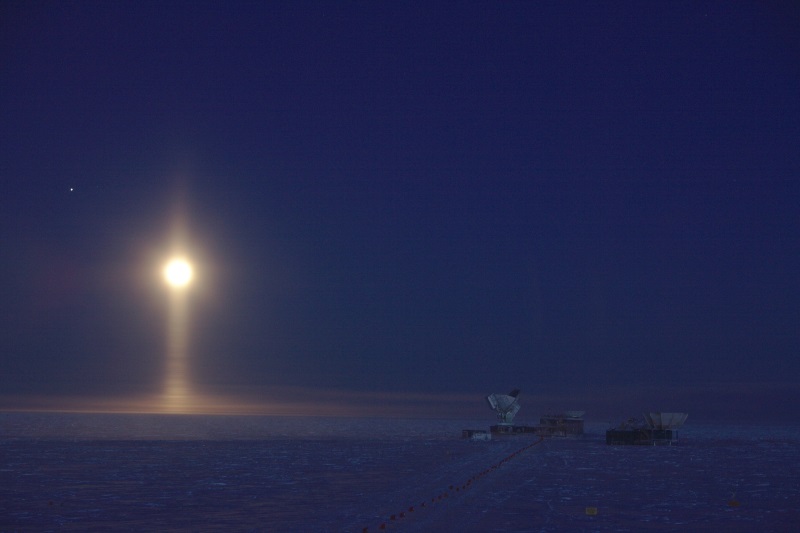rare optical phenomenon of ice crystals suspended in the atmosphere at the South Pole