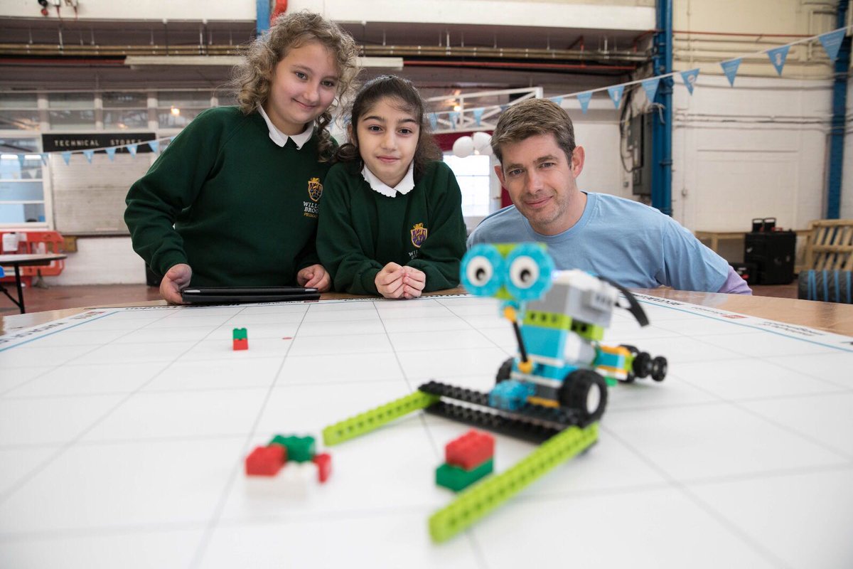 Students from Willow Brook Primary programming robots