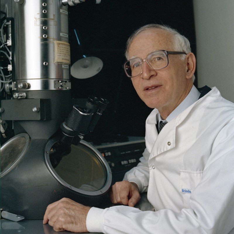 Sir Aaron Klug OM (1926 – 2018) with an electron microscope. (Copyright © MRC Laboratory of Molecular Biology.)