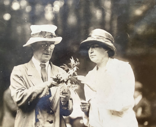 Edith Rebecca Saunders with Ethel Miles Thomas, 1924