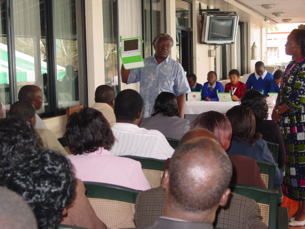 Calestous Juma introducing laptops to education officers, Kisumu 2008. Photograph kindly provided by Alison Field-Juma