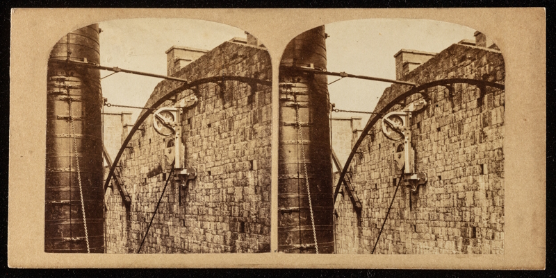 Stereograph of the crane, guide wheel and pulley system for the 'Leviathan of Parsonstown'
