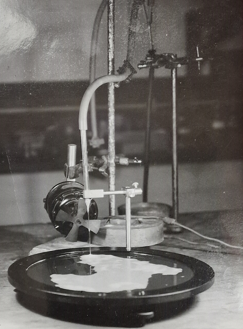 Floating bubble raft equipment used by Lawrence Bragg and John Nye