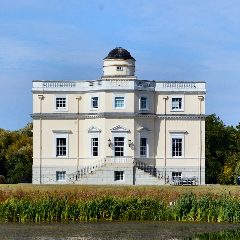 Kew Observatory: AndyScott, CC0, via Wikimedia Commons