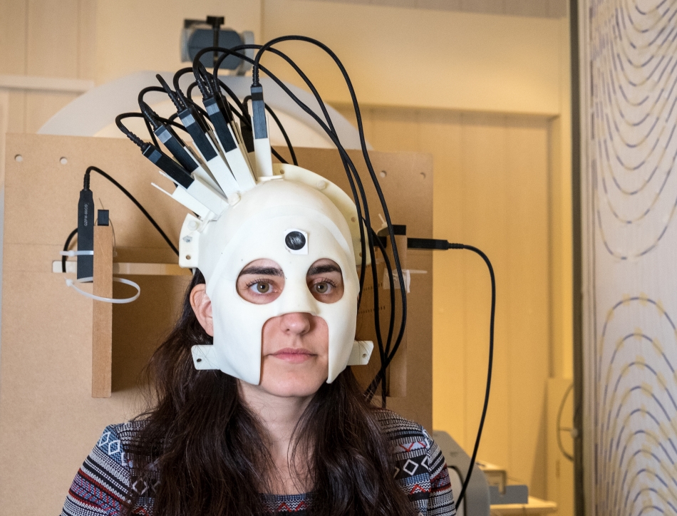 Testing the prototype brain scanner based on quantum sensing. Credit: Wellcome