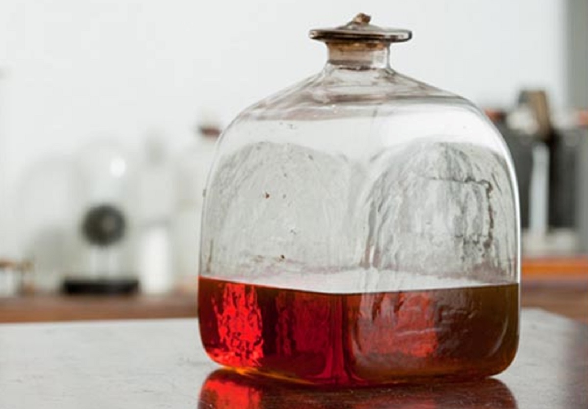 A bottle with red liquid in it to demonstrate Michael Faraday’s gold colloid solutions